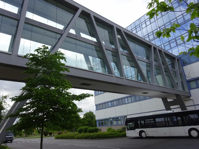 Waltersdorfer Höffnerbrücke Nordost / Weg im Möbelhaus