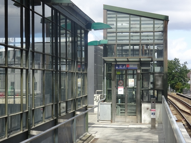 Fußwegbrücke westlich des Bf. Karlshorst über den Gleisbrücken in Höhe Bahnsteig im Hintergrund