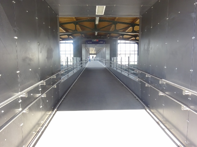 Fußwegbrücke westlich des Bf. Karlshorst über den Gleisbrücken in Höhe Bahnsteig