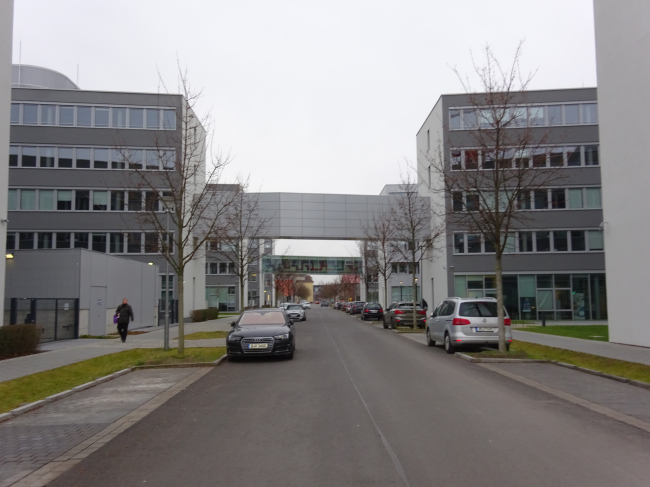 Fußgängerbrücke Merlitzstraße, im Bildvordergrund