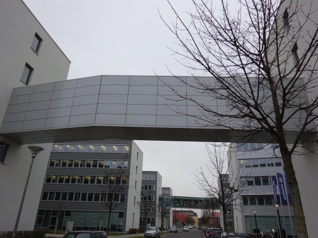 Fußgängerbrücke Merlitzstraße, im Bildhintergrund