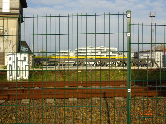 Parkwegbrücke und Fernbahnüberführung / Spree im Bildvordergrund