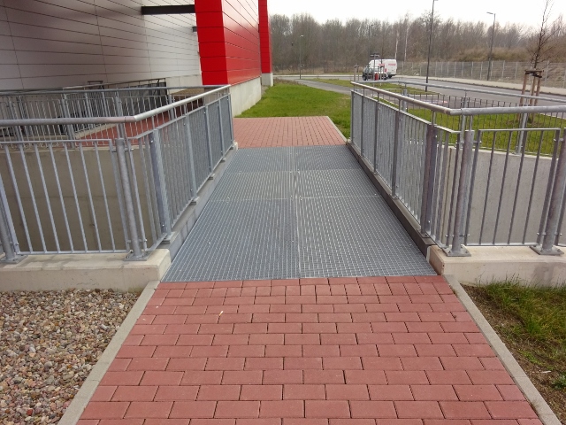 Fußwegbrücke / Autoeinfahrt ins Möbelhaus Höffner Landsberger Allee