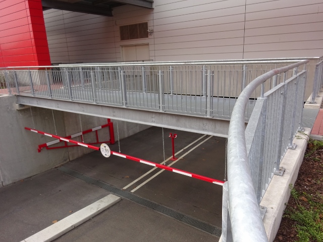 Fußwegbrücke / Ein und Ausfahrt in die Garage an der Ostseite des Möbelhauses