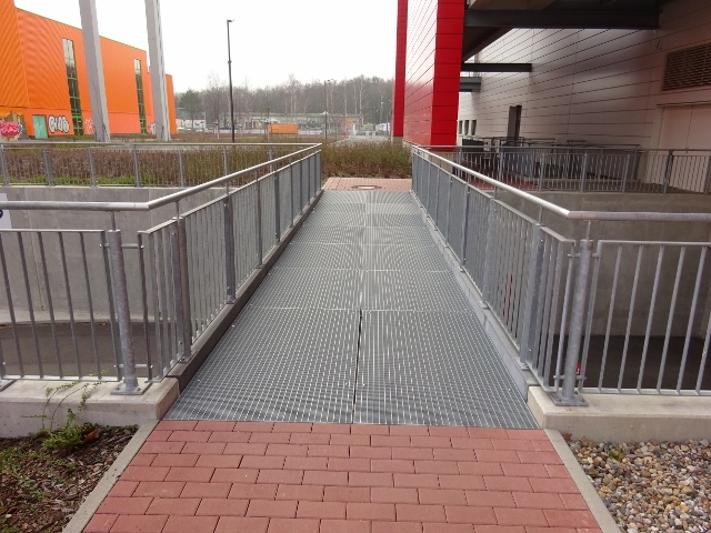 Fußwegbrücke / Ein und Ausfahrt in die Garage an der Ostseite des Möbelhauses