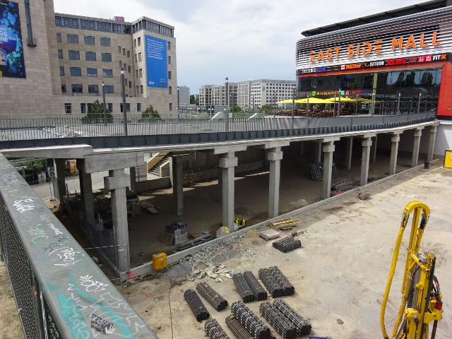 EAST SIDE MALL - Zugangsbrücke für Fußgänger