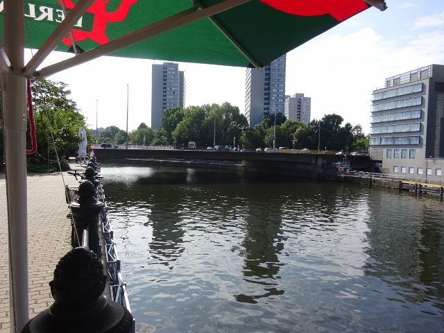 Arbeitswegbrücke an der Sportbootsdurchfahrt, am rechten Bildrand