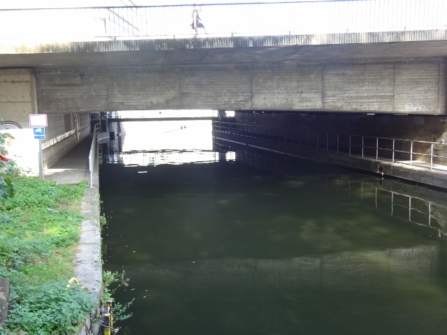 Arbeitswegbrücke an der Sportbootsdurchfahrt, unter der Stahlbetonbrücke