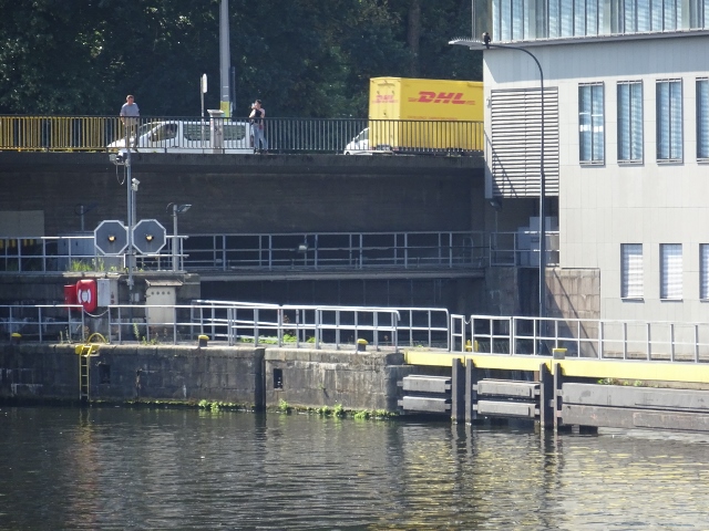 Arbeitswegbrücke an der Sportbootsdurchfahrt im unteren Bildteil