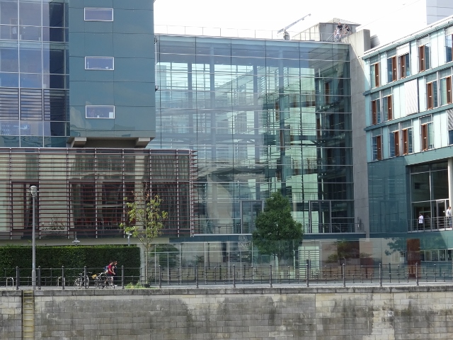 4 Fußwegbrücken übereinander im Jacob Kaiser Haus 2. Standort näher zun Reichstag