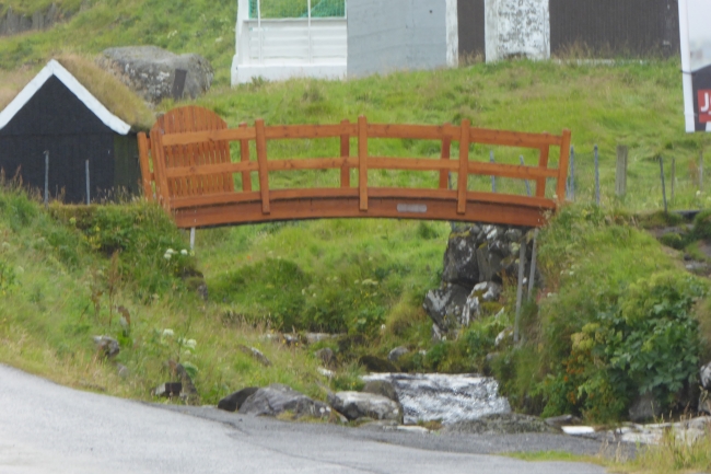 Fußgängerbrücke in Gjógv