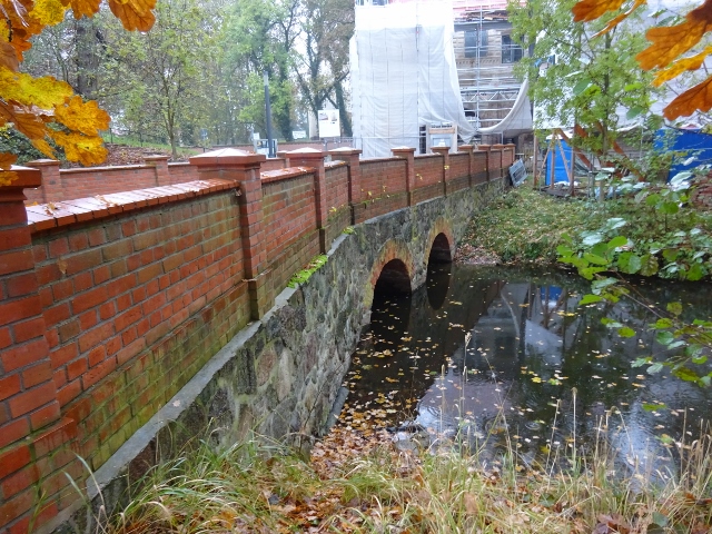 Torhausstraßenbrücke an der Schloßinsel / Kanal an der Schloßinsel