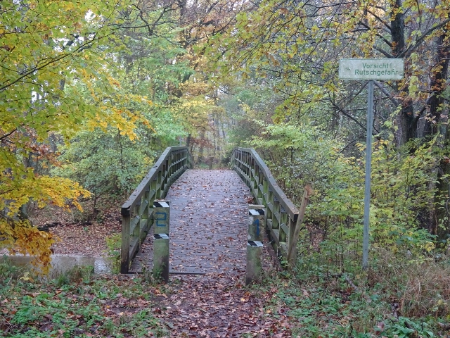 Fußwegbrücke nahe Krümel und Sewekow / Durchfluß vom Tralow zum Thürensee