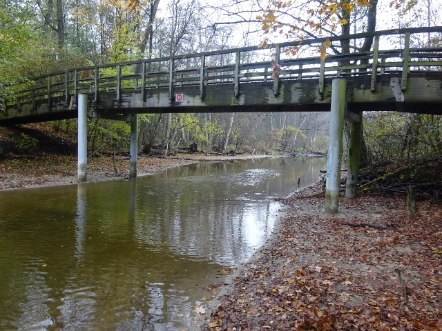 Fußwegbrücke nahe Krümel und Sewekow / Durchfluß vom Tralow zum Thürensee