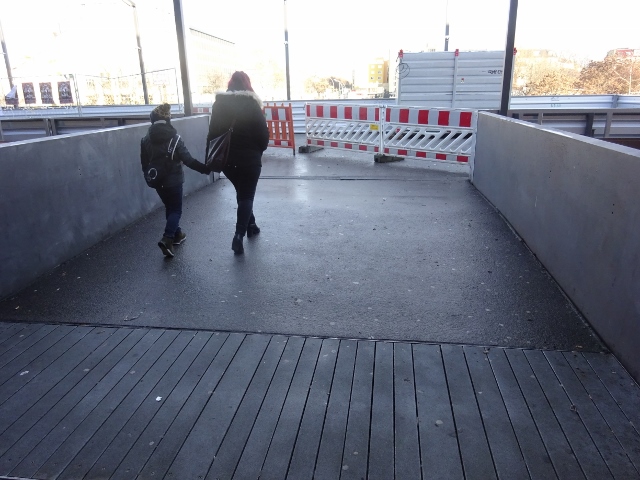 Fußwegbrücke Nordost am Bahnhof Warschauer Straße / EU Gleis von Ost nach West