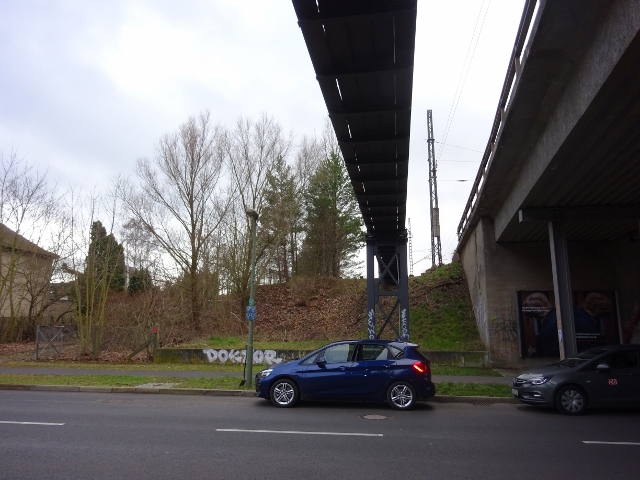 Kabelbrücke neben der BAS 38965 / Straße Am Falkenberg, in der Bildmitte, links der BAS 38965