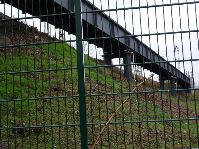 Kabelbrücke neben der BAS 38965 / Straße Am Falkenberg, Gezeigt an der Dammseite zum Wasserwerk