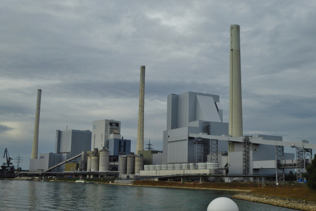 Hochstraße als Zufahrt zur Fähre