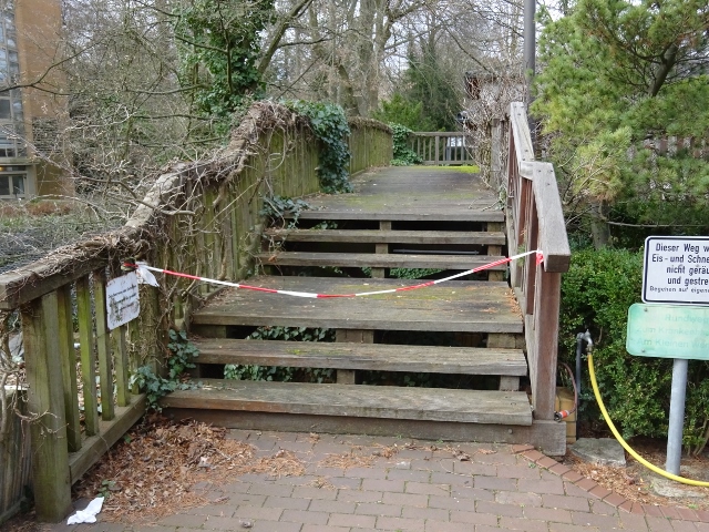 Fußwegbrücke / Immanuel Kankenhaus Berlin an der Südseite der Bundesstraße 1