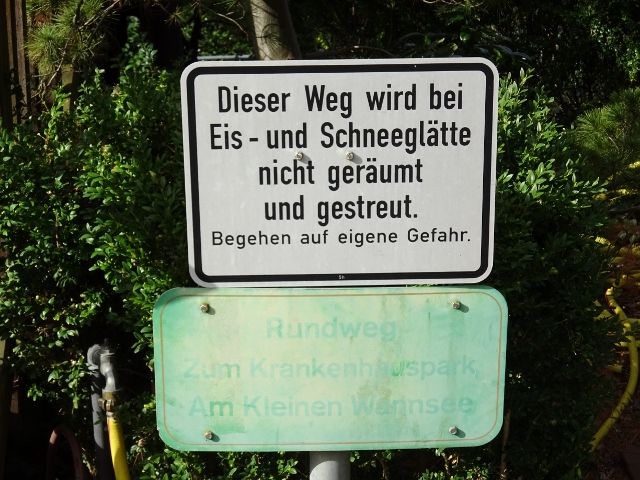 Fußwegbrücke / Immanuel Kankenhaus Berlin an der Südseite der Bundesstraße 1