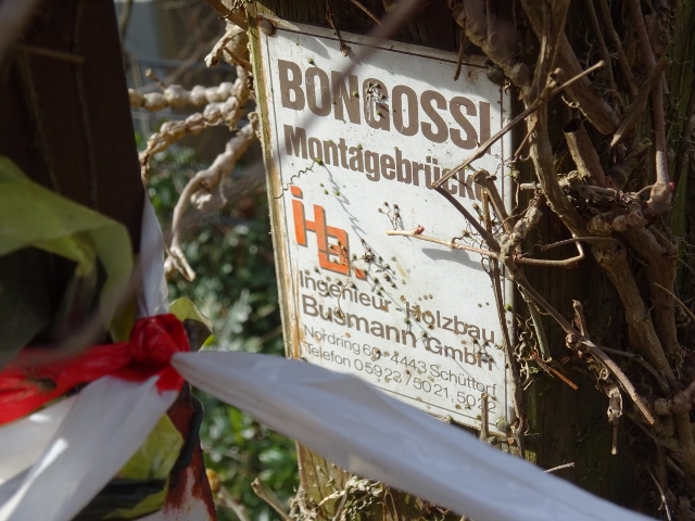 Fußwegbrücke / Immanuel Kankenhaus Berlin an der Südseite der Bundesstraße 1