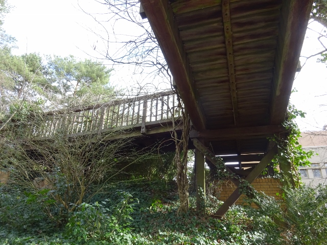 Fußwegbrücke / Immanuel Kankenhaus Berlin an der Südseite der Bundesstraße 1