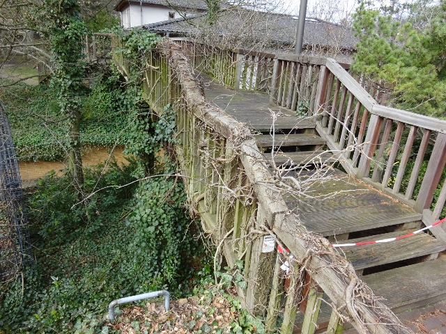 Fußwegbrücke / Immanuel Kankenhaus Berlin an der Südseite der Bundesstraße 1