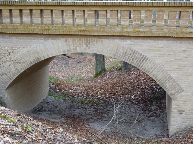 Fußwegbrücke sö der Gaststätte Forsthaus Moorlake / Weg oder trockenerWasserlauf?