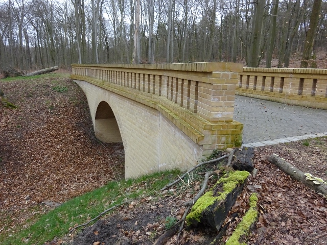 Fußwegbrücke sö der Gaststätte Forsthaus Moorlake / Weg oder trockenerWasserlauf?