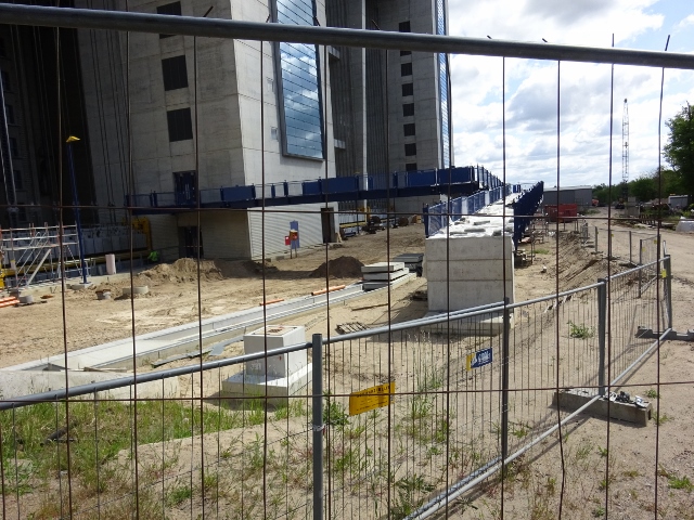 Fußwegbrücke Zugang von der Straße zum Fahrstuhl am neuen Hebewerk