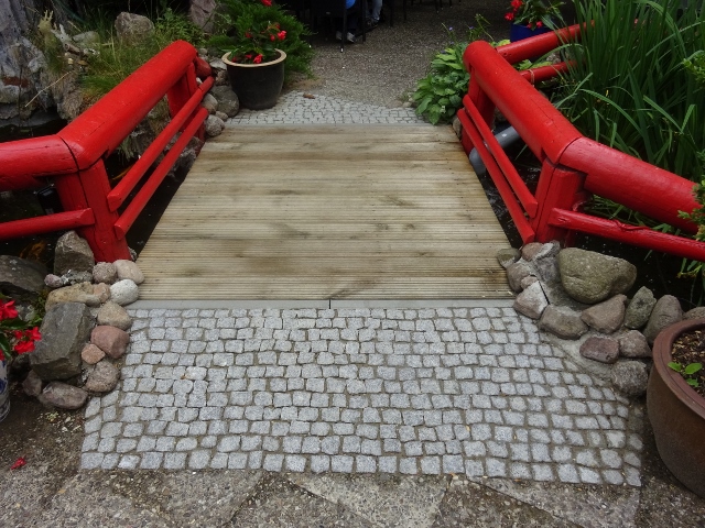 Fußwegbrücke Sued Mannheimer Straße / Kunstwasserlauf