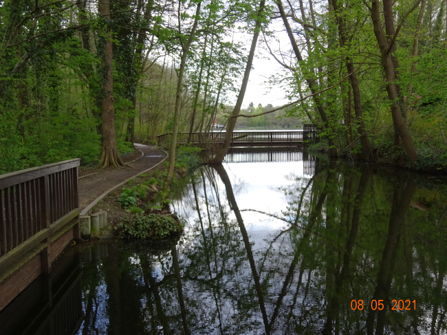 Fußwegbrücke / Briese im Bild entfernt