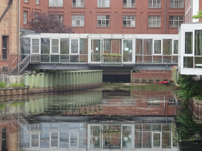 Überwegbrücke zwischen 2 Häusern / Tegler Fließ, Stahl, 1 Feld verglast, im Bildvordergrund