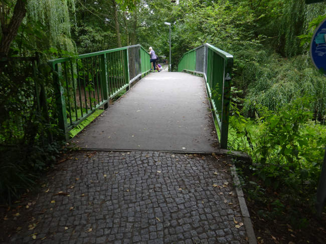 Fußwegbrücke verlängerter Str. Alt Hermsdorf nach Süden / Tegeler Fließ