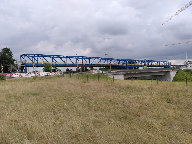 Ansicht von Nordwesten mit dahinterrliegender BP-Rohrbrücke