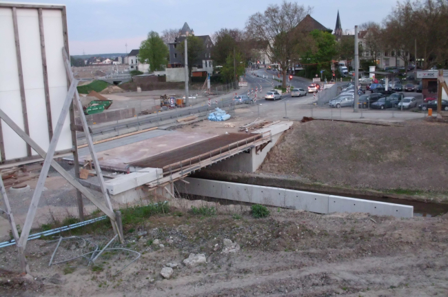Blick von Nordwesten auf die Brückenbaustelle