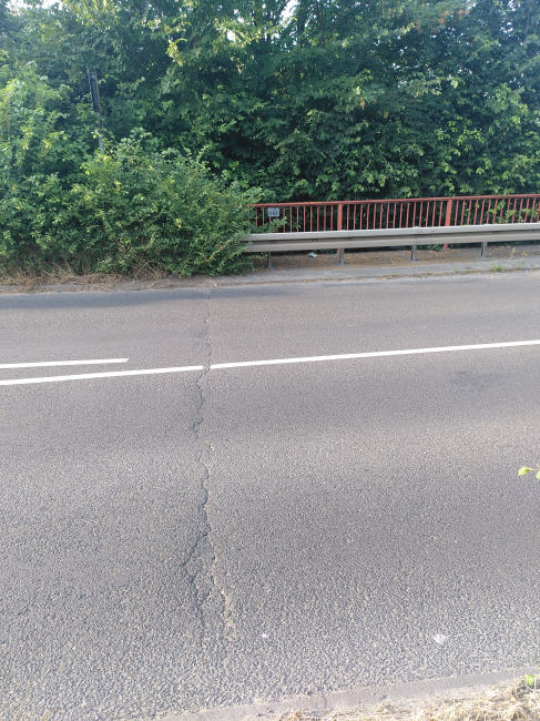 Fahrbahnriss am westlichen Ende der Brücke