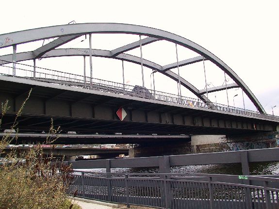 die Eisenbahnbrücke