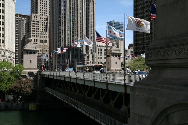 man beachte, dass die Fahnen in zwei verschiedene Richtungen wehen
