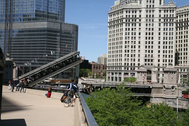 die Brücke schließt
