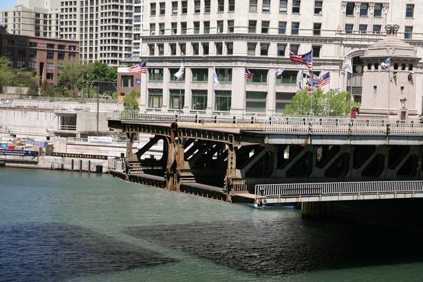 die Brücke wird nochmal geöffnet, weil die Verriegelung nicht funktioniert hat