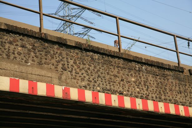 ungewöhnliche Steine in der Brüstung verarbeitet