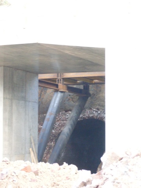 Sützkonstruktion der Behelfsbrücke vor dem Einschieben