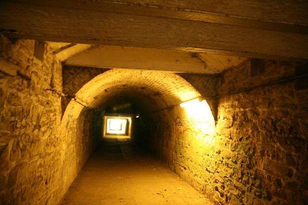 ein Teil ist als Gewölbebrücke ausgeführt