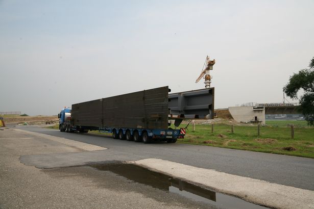 Montage von Schuss 7: das dritte Teilstück des heutigen Tages steht noch bei der Baustelleinrichtung