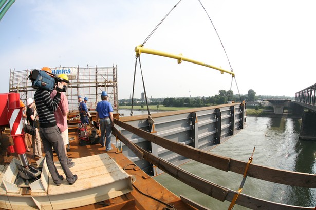 Montage von Schuss 7: der Hohlkasten wird langsam abgelassen