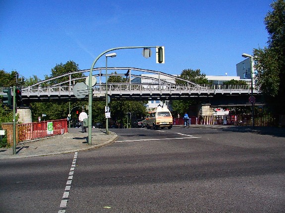 im Vordergrund die Brücke über den Landwehrkanal, hinten die U-Bahn-Brücke