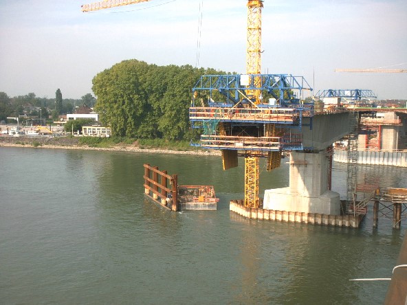 Freivorbau über dem Rhein