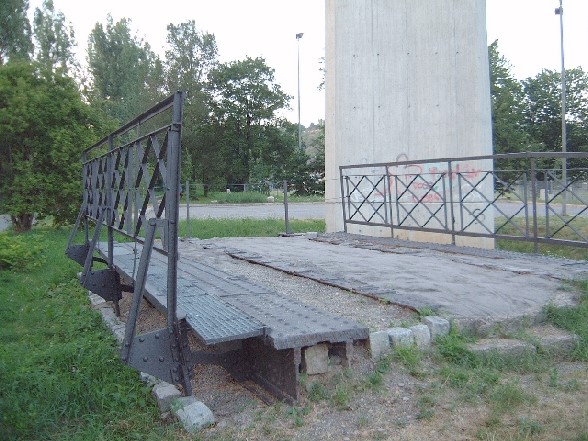 Ein Teil der alten Eisenbahnbrücke
