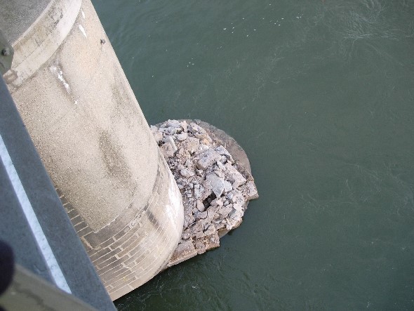 Der beschädigte Pfeiler, der um ca. 1 m verschoben wurde